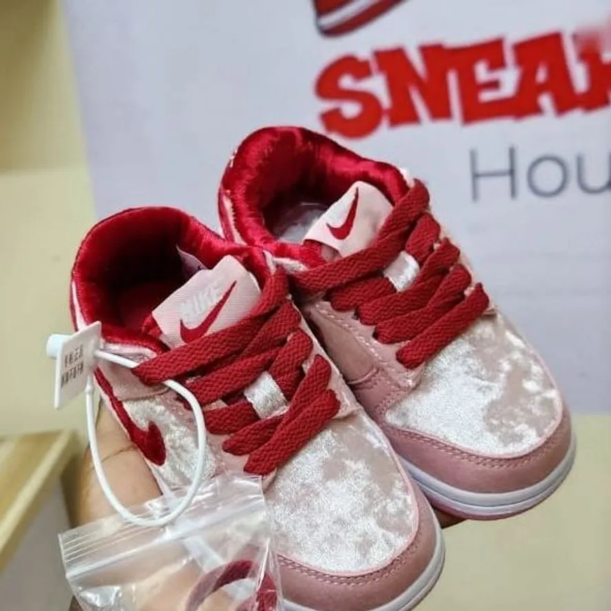 Nike Nike SB Dunk Low StrangeLove in Bright Melon / Gym Red / Pink velvet — thumbnail 2